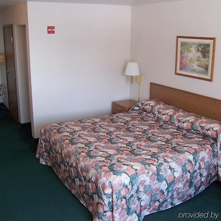 Budget Host Inn & Suites North Branch Oda fotoğraf